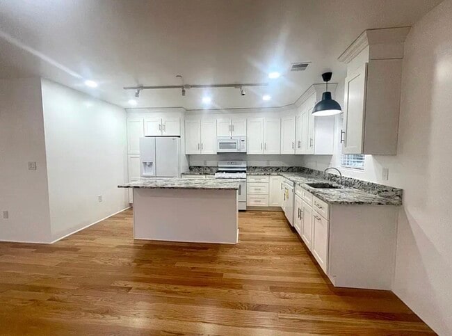 Building Photo - 13 Water St