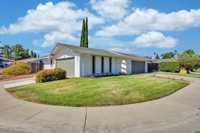 Building Photo - Beautiful 2 Bedroom 1.5 Bathroom Duplex fo...