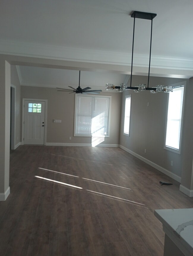 Building Photo - 116 Stagg St