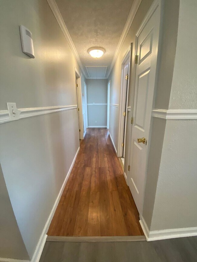 Building Photo - 3 Bed, 1.5 Bath | Charming Neighborhood | Close to Costco, Topgolf, and Shopping