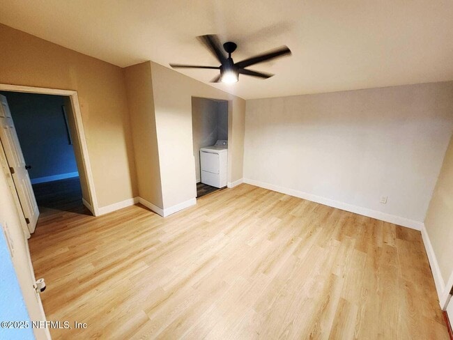 Foto del edificio - 1323 W 30th St
