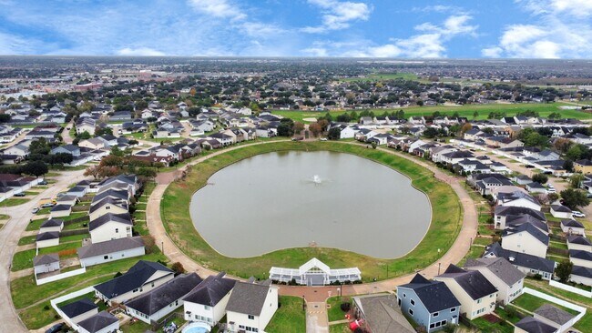 Foto del edificio - 6329 Settlers Square Ln