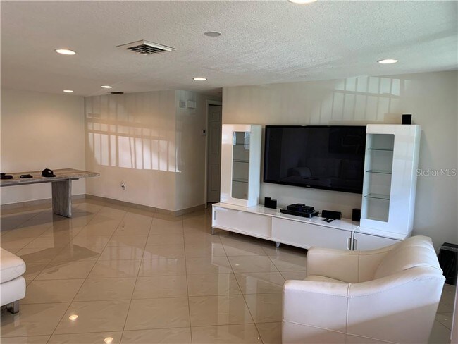 Foto del edificio - 6031 Maplewood Dr