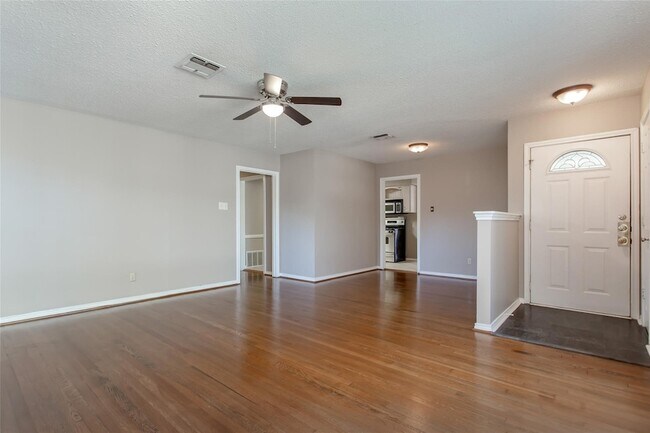 Foto del edificio - 6912 Wake Forrest Dr