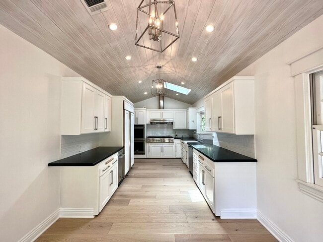 Building Photo - 533 Amalfi Dr