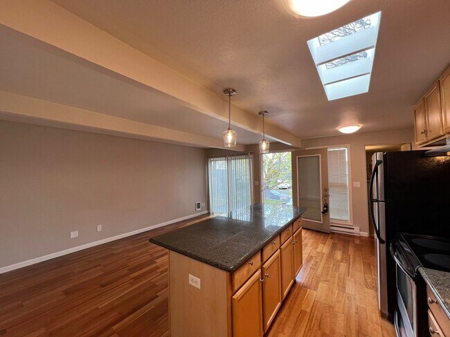 Foto del edificio - RICHMOND ONE BEDROOM AVAILABLE FOR IMMEDIATE MOVE-IN - SEE LISTING FOR SPECIALS!