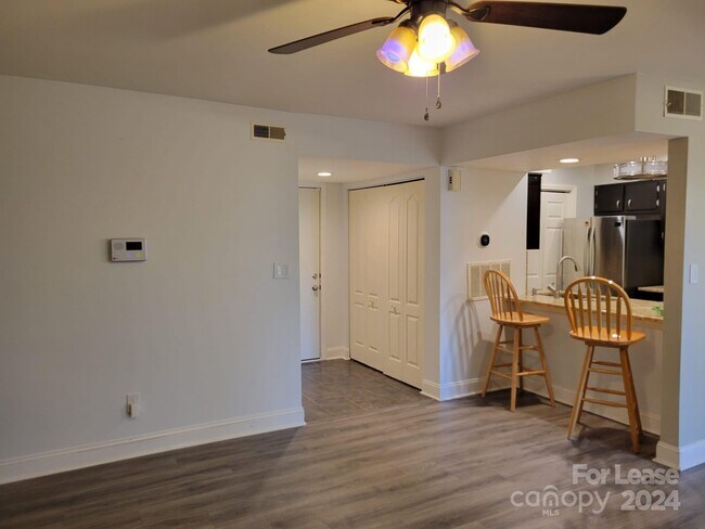 Foto del edificio - 11034 Harrowfield Rd