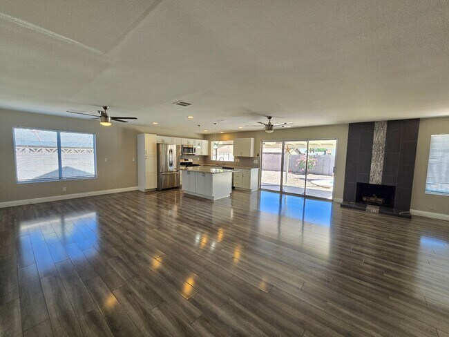 Building Photo - 4 Bedroom Single Story Home with Pool