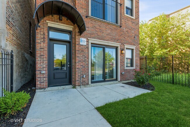 Foto del edificio - 857 E 63rd Pl