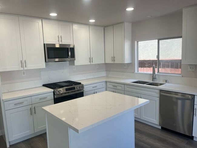 Building Photo - 39790 Monarch Dr