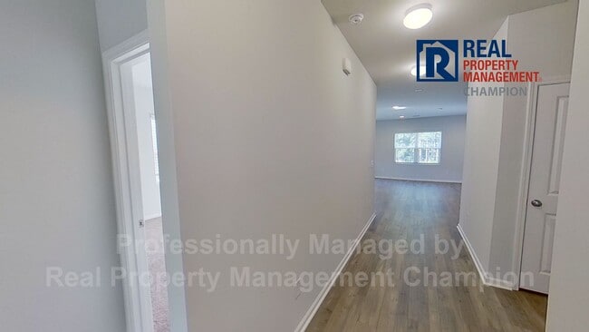Building Photo - Beautiful Home with Spacious and Open Floorplan