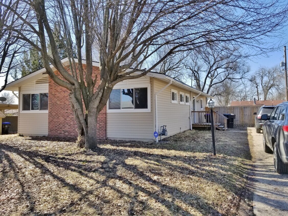 Primary Photo - Big, nice ranch style home near major Tope...