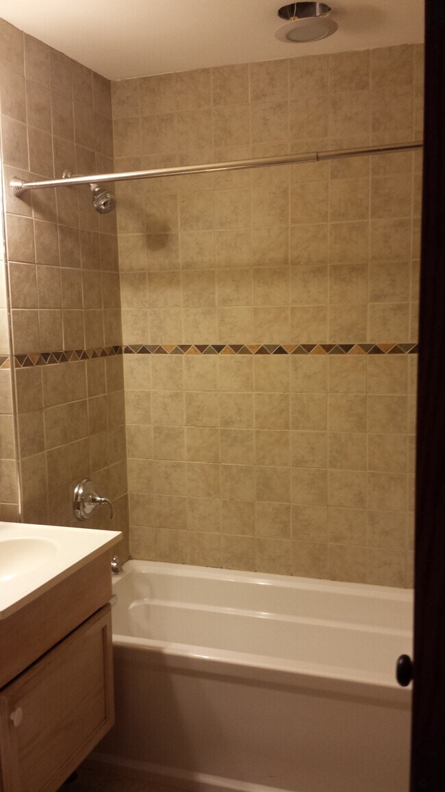 Bathroom - 6671 W Devon Ave