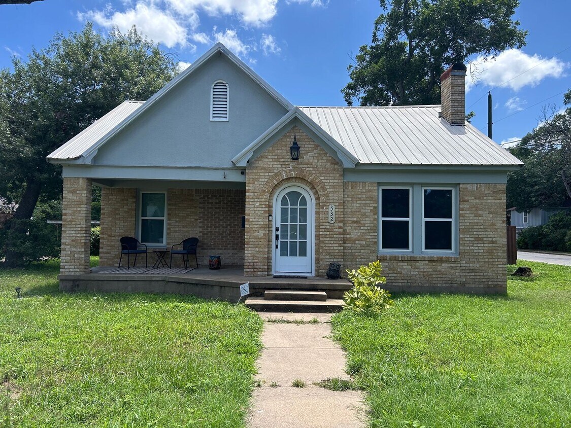 Foto principal - Spacious Corner Lot Charm