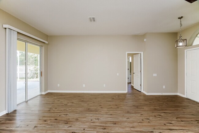 Foto del edificio - 8740 Ashworth Dr