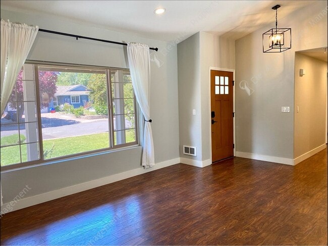 Building Photo - Charming Bend Home | Single-Story Living