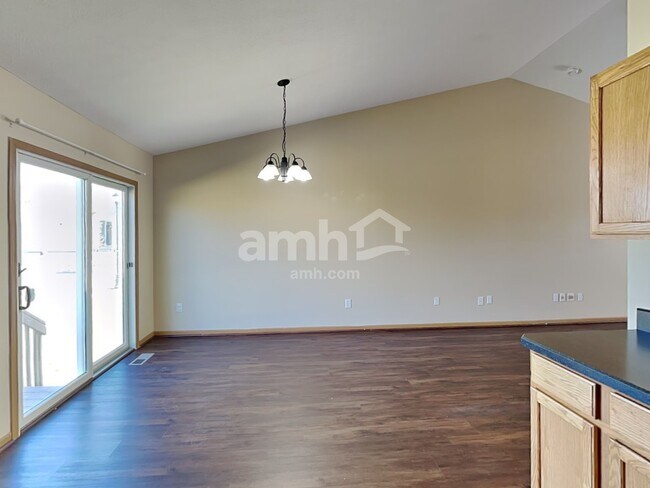 Foto del edificio - 3812 Wolf Creek Rd