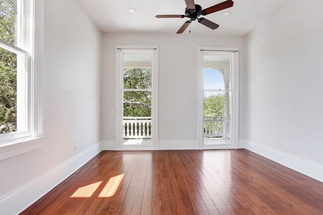 Foto del edificio - Garden District Living in newly restored Mansion with Private Balcony