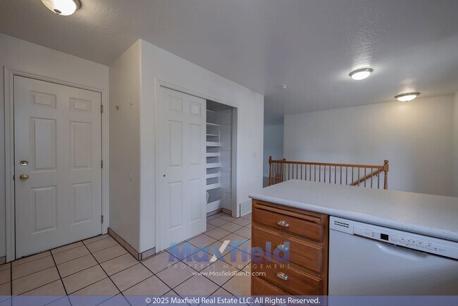 Building Photo - West Jordan Rambler 5 BD 2 BA 2 GA