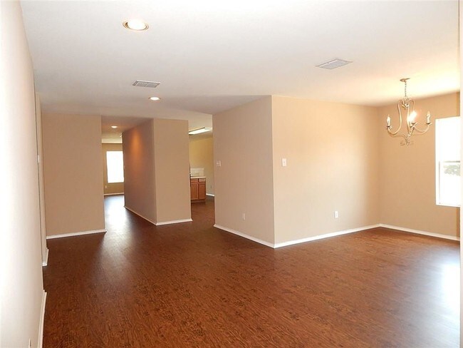 Building Photo - 407 Eisenhower Ln