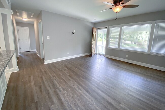 Building Photo - Beautifully Renovated Downtown Bungalow