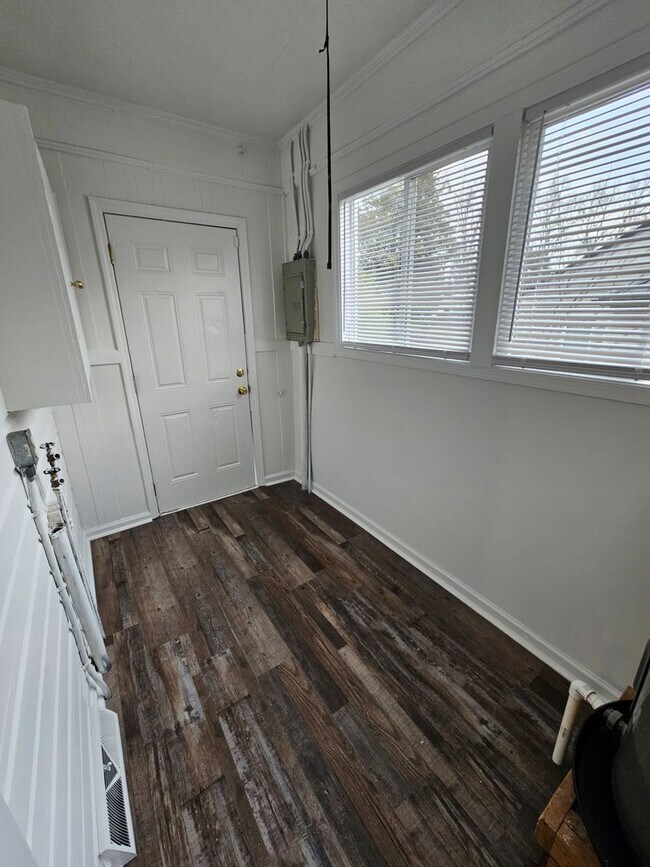 Foto del edificio - 2 BR with office/bonus!  Looks New!