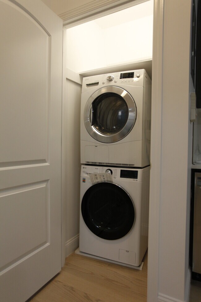 In-unit washer/dryer! - 35-25 Crescent St