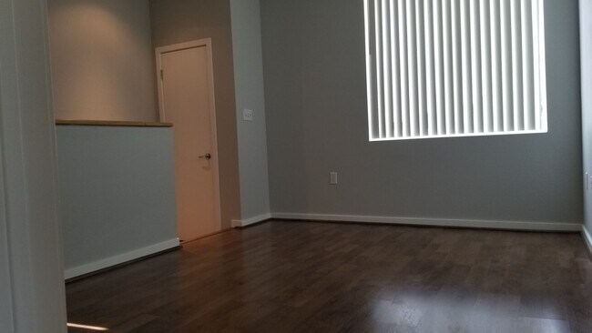 Building Photo - Luxury Gated Townhouse