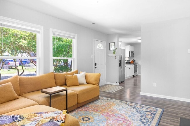 Building Photo - 4 Bed 2 Bath Home for Rent!