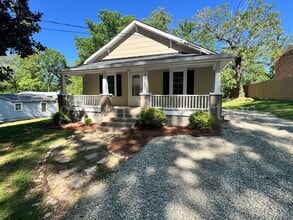 Building Photo - 3867 Leo St