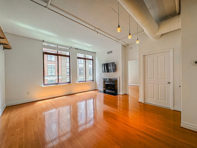 Building Photo - Luxurious 2 Bed 2 Bath Condo In Station Sq...