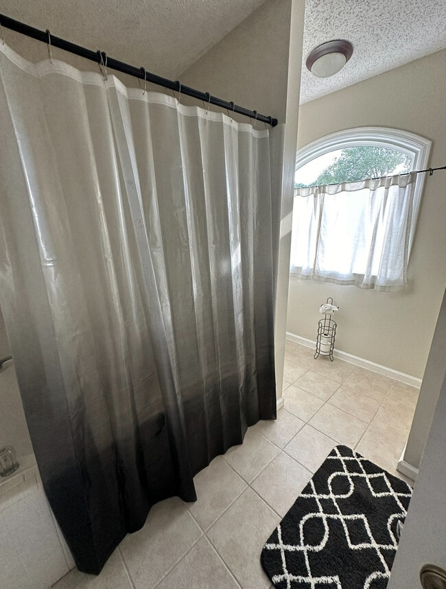 Foto del edificio - Room in Townhome on Mill Stone Dr