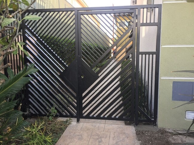 Building Photo - 12618 Pacific Ave