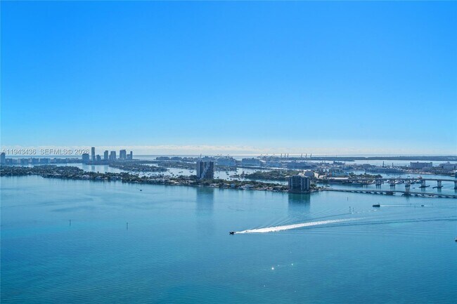 Foto del edificio - 700 NE 24th St