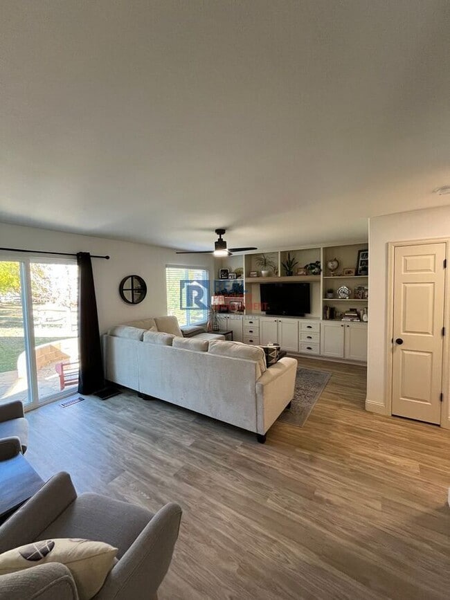 Building Photo - 9597 Fox Den Dr