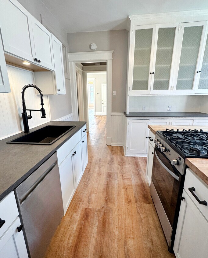 Eat-in kitchen - 2480 N Murray Ave