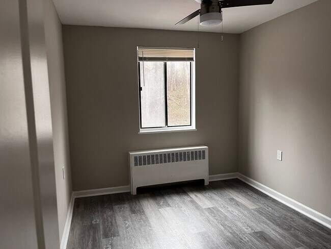 Foto del edificio - Spacious, Sunlit 2BR Apartment – Prime Loc...