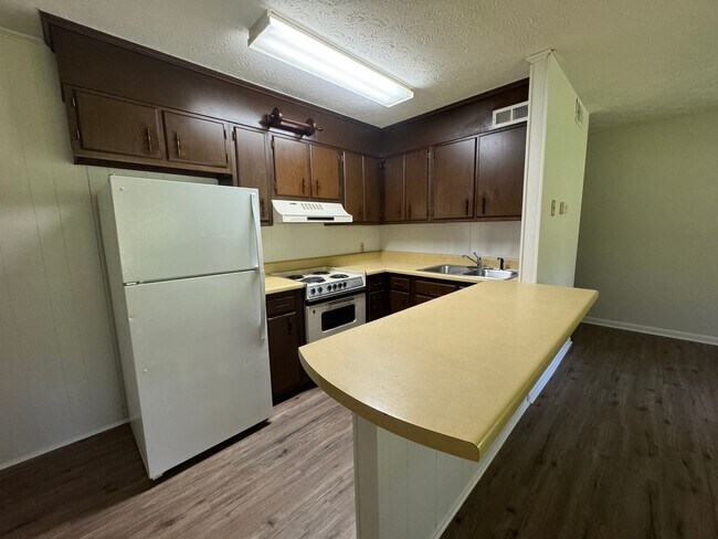 Foto del edificio - East Edge Apartments – Cozy, Wooded Community
