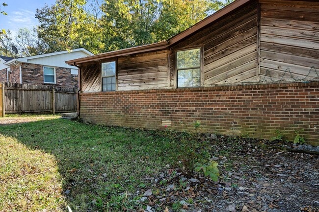 Building Photo - On Special: Two Bedroom Duplex in Hermitage!