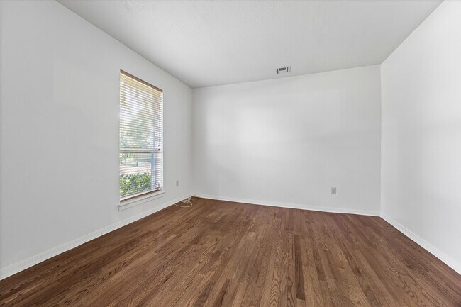 Foto del edificio - 3232 Parkwood Dr