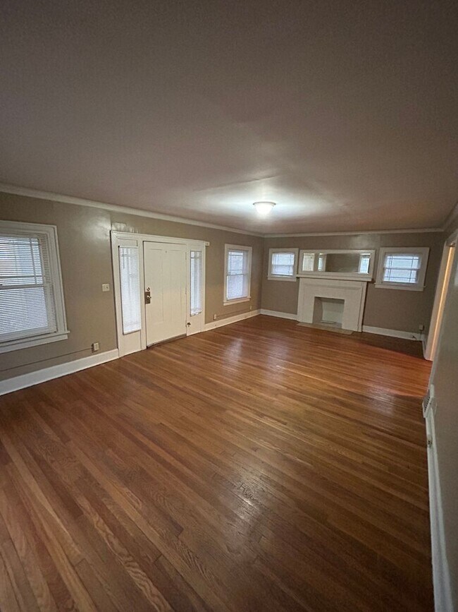 Building Photo - Coming Soon! Home for rent near UMKC! 3 Be...