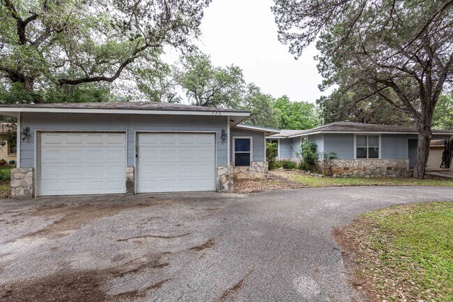 Building Photo - 726 Encino Drive