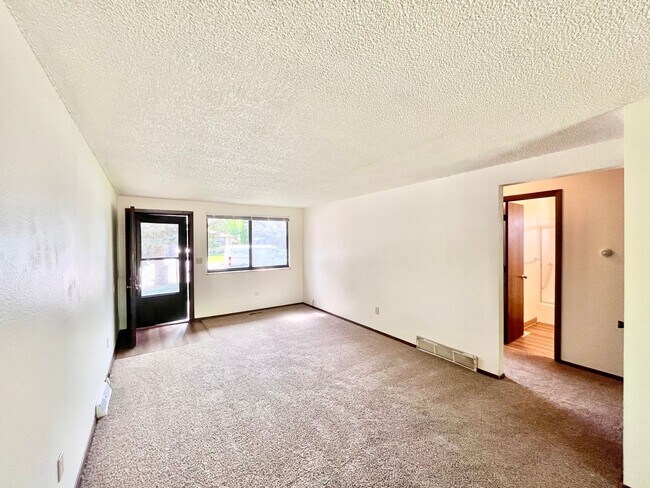 Foto del edificio - 2 Bedroom, 1 Bath Ranch Duplex, with attached 1 Car Garage in Loveland, CO