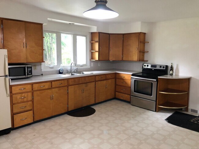 Building Photo - Spacious 3BR Home on Quiet Cul-de-Sac – Minutes from Downtown TC!