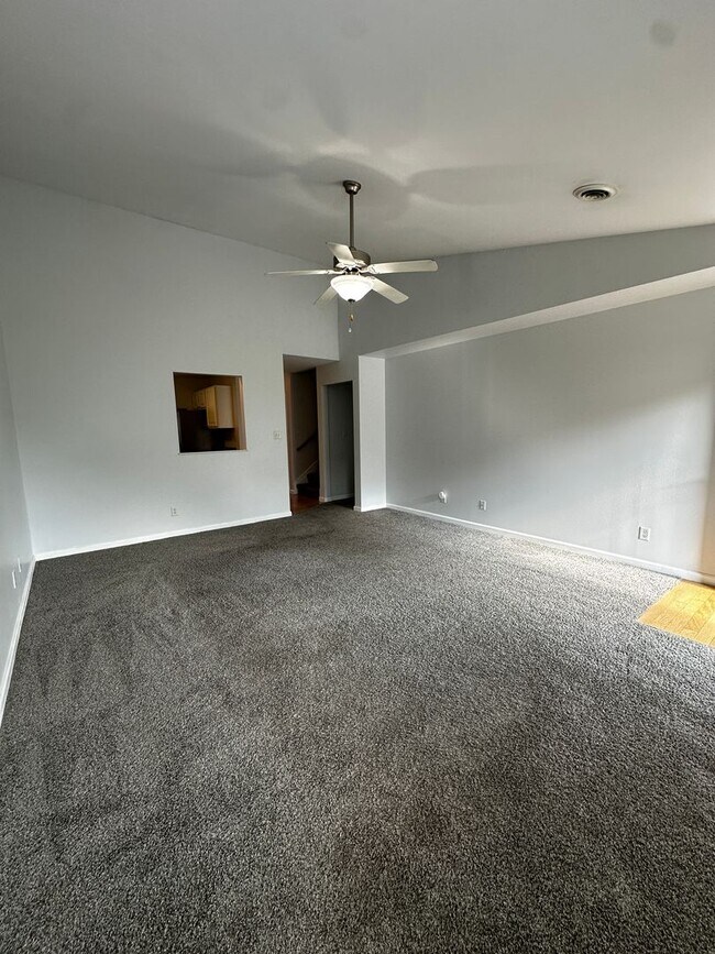 Foto del edificio - 1643 Wood Song Ln