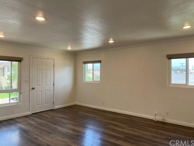 Building Photo - 914 S Olive Ave