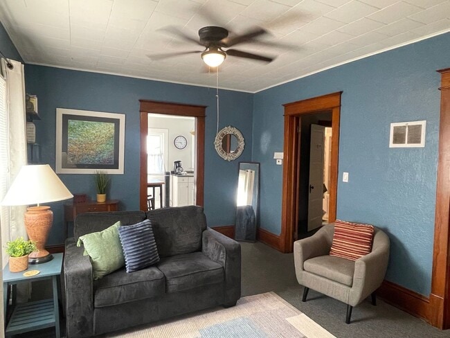 Building Photo - 263W