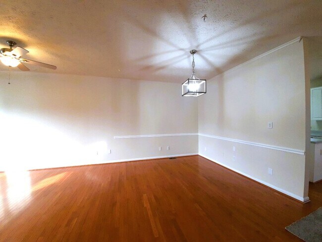 Foto del edificio - Rarely Available Hunters Run Townhome in C...