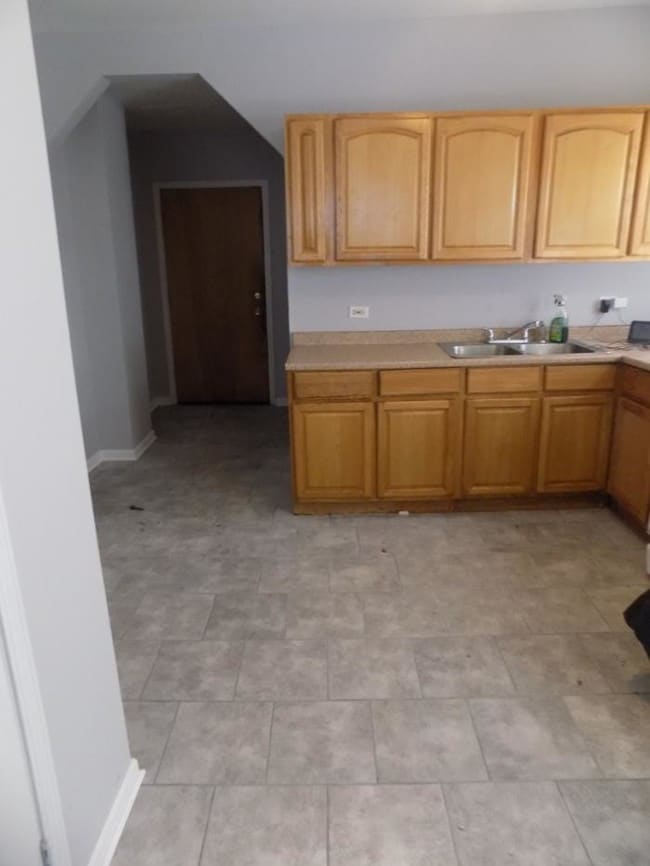 Building Photo - 5 bedroom in Chicago IL 60619