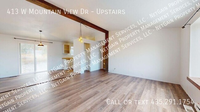 Building Photo - Pet friendly 3 bedroom Upstairs Apartment